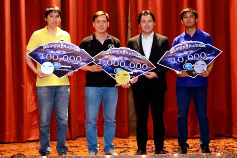 นายสัญญา หาญพัฒนกิจพานิช (กลางขวา) รองกรร...