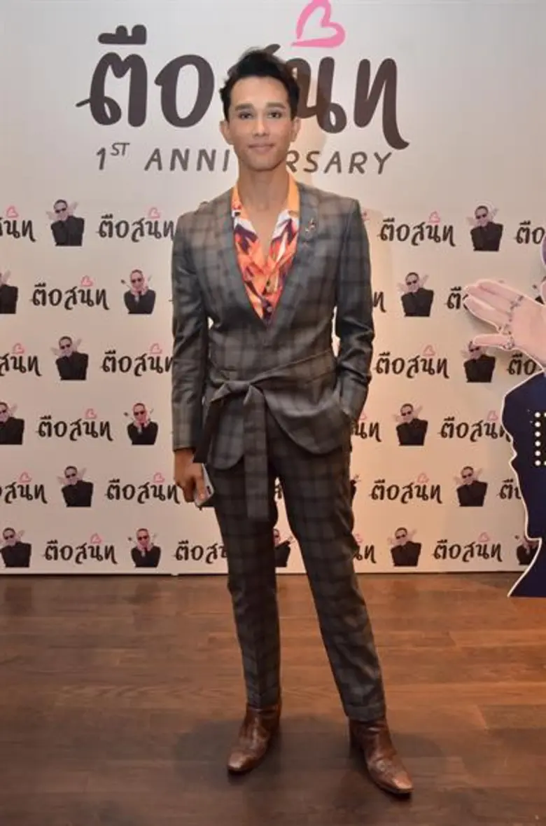 เซเลบคนดังร่วมฉลองครบรอบ 1 ปี “ตือสนิท” แชร์ไลฟ์สไตล์ยุคใหม่ กิน ช็อป ดื่ม เที่ยว ตามรอยโซเชียล