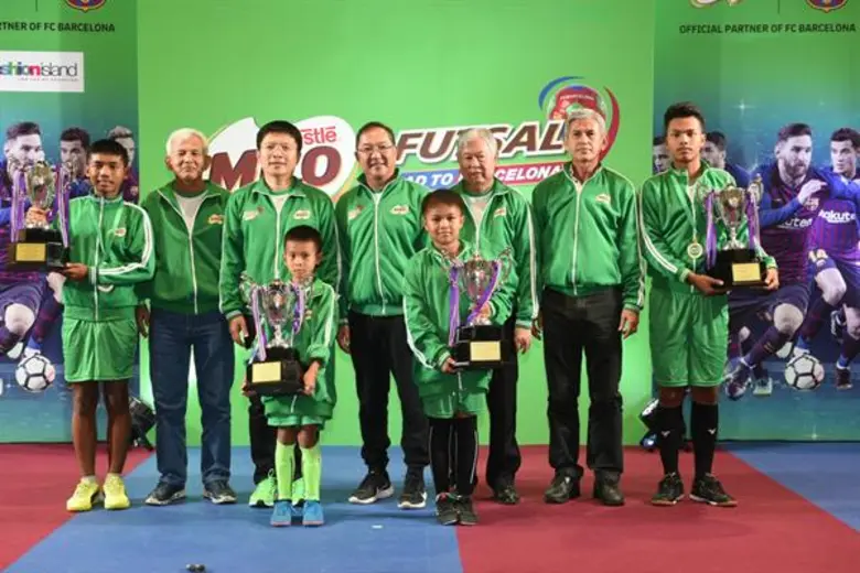 นายวิคเตอร์ เซียห์ (กลาง) ประธานกรรมการแล...