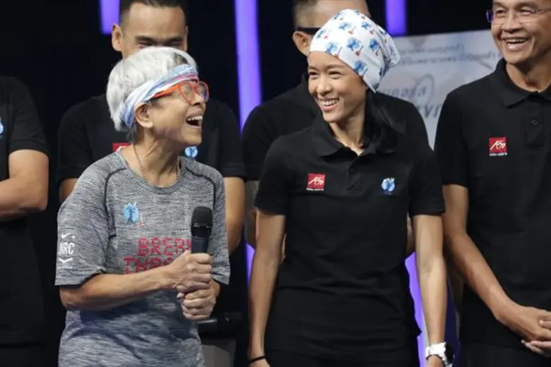 “ตูน บอดี้สแลม” ฮีโร่ที่สัมผัสได้ โผล่เซอร์ไพรส์ “แฟนพันธุ์แท้ ก้าวคนละก้าว” บอกต่อโครงการดีๆ