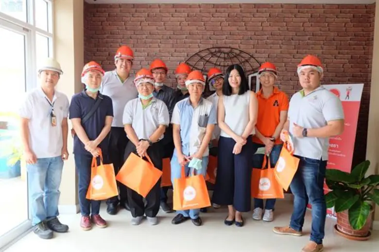 คุณยุวดี เอี่ยมสนธิทรัพย์ (ลำดับที่ 3 จาก...