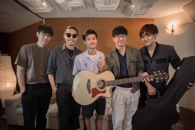 เลิฟอิสฯช่วยสานฝันเด็กอุดร คัฟเวอร์ เพลงวงมีน มอบทุน+กีต้าร์ พาเข้าห้องอัดเสียงดูการทำงานเพลง