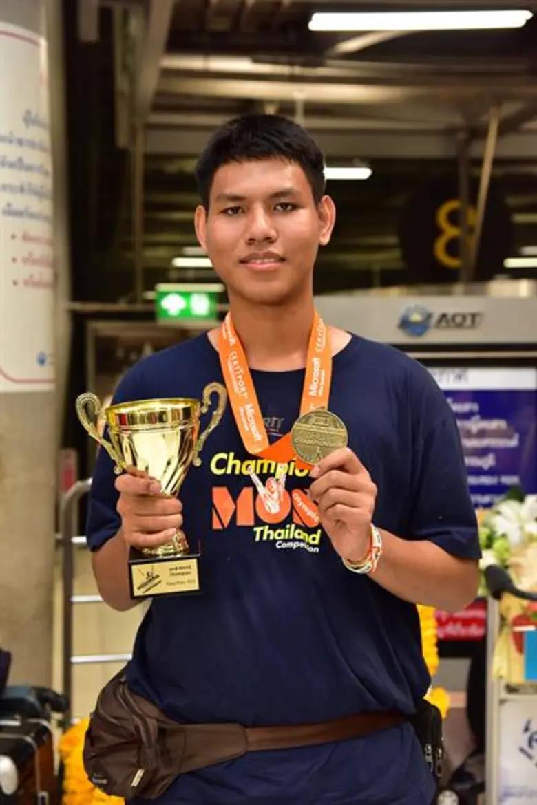 ปรบมือดัง ๆ ให้กับเหล่านักศึกษา มทร.ธัญบุ...