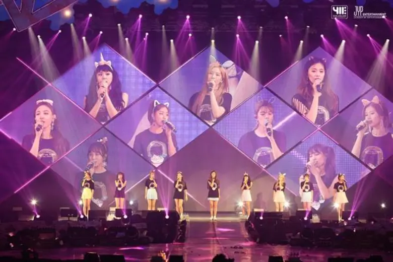 เก้าสาว TWICE ปล่อยพลังท็อปฟอร์ม! ร้องเต้นเอ็นเตอร์เทนสามชั่วโมงเต็ม สมเป็นสุดยอดเกิร์ลกรุ๊ปเกาหลีแห่งยุค สมเป็นงานดีโปรดักชั่นอลังจากโฟร์วันวันฯ