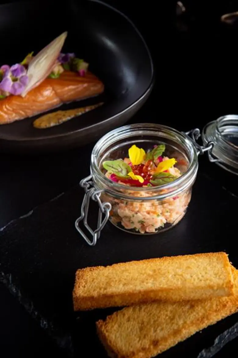 ห้องอาหาร เอเลแมนท์ แนะนำเมนูปลาแซลมอนนำเข้าจากเกาะฮอกไกโดประเทศญี่ปุ่น