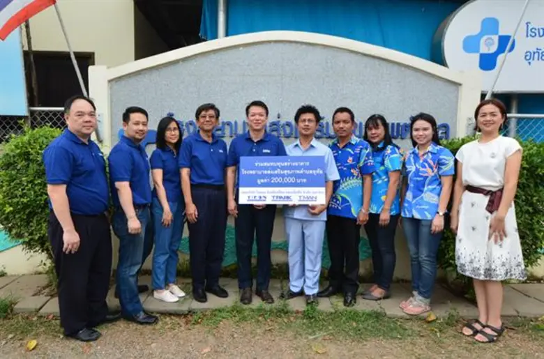 นายโสภณ ราชรักษา (กลางซ้าย) ผู้อำนวยการให...