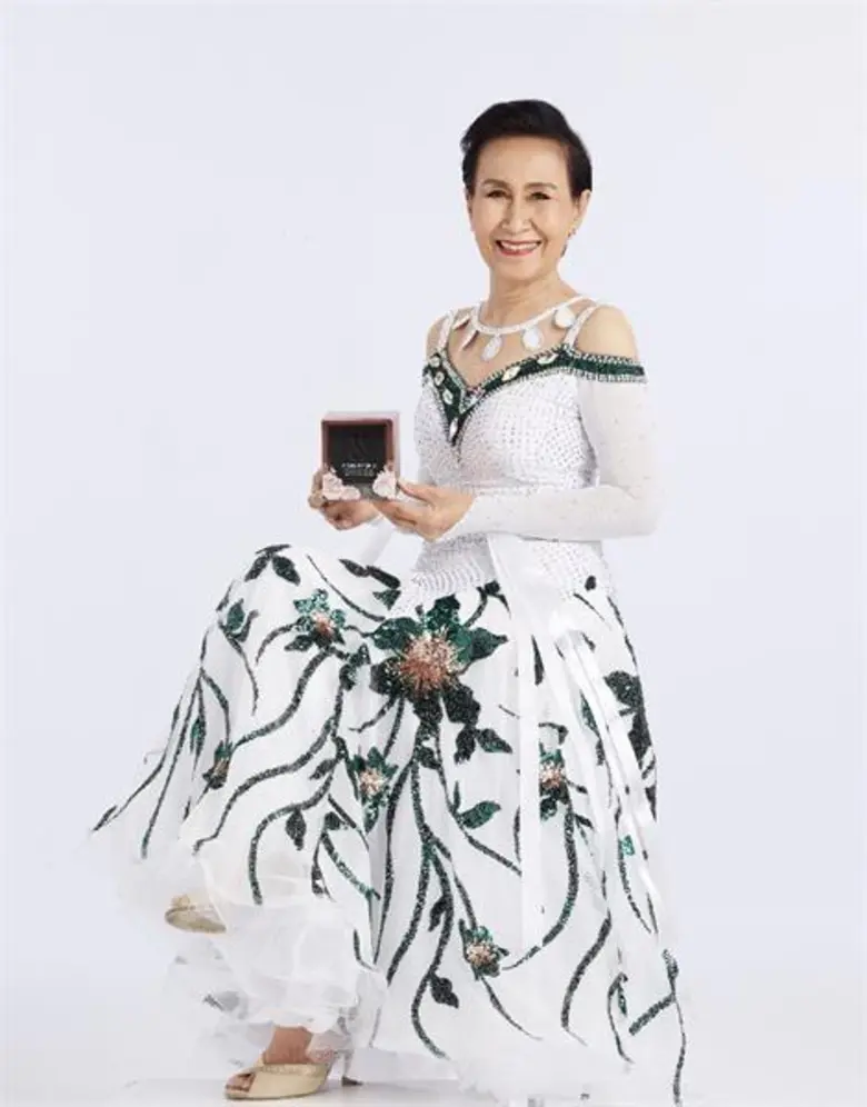 วัย 75 ปี แต่เต้นลีลาศ เท้าไฟ สวยสง่า ทุก...