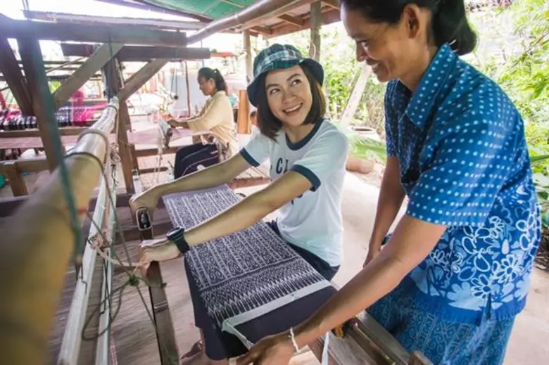 เหล่าดาราปลื้มใจ ท่องเที่ยวตามวิถีไทย สัมผัสความงดงามของปรัชญาเศรษฐกิจพอเพียง ในโครงการ “แหล่งท่องเที่ยวตามรอยศาสตร์พระราชา สู่การเชื่อมโยงแอ่งท่องเที่ยว”