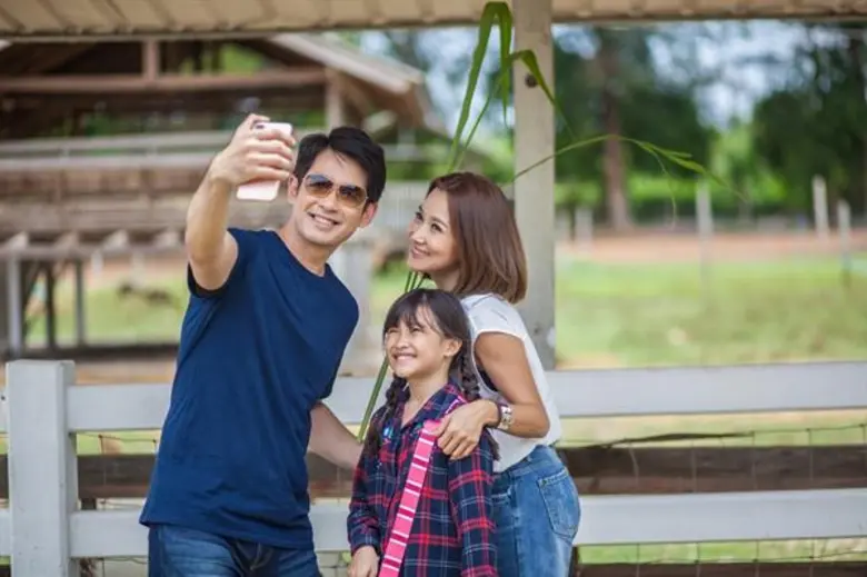 เหล่าดาราปลื้มใจ ท่องเที่ยวตามวิถีไทย สัมผัสความงดงามของปรัชญาเศรษฐกิจพอเพียง ในโครงการ “แหล่งท่องเที่ยวตามรอยศาสตร์พระราชา สู่การเชื่อมโยงแอ่งท่องเที่ยว”