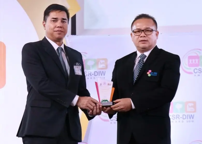 นายจารุวัฒน์ สิงห์สมดี (ซ้าย) ผู้จัดการฝ่...