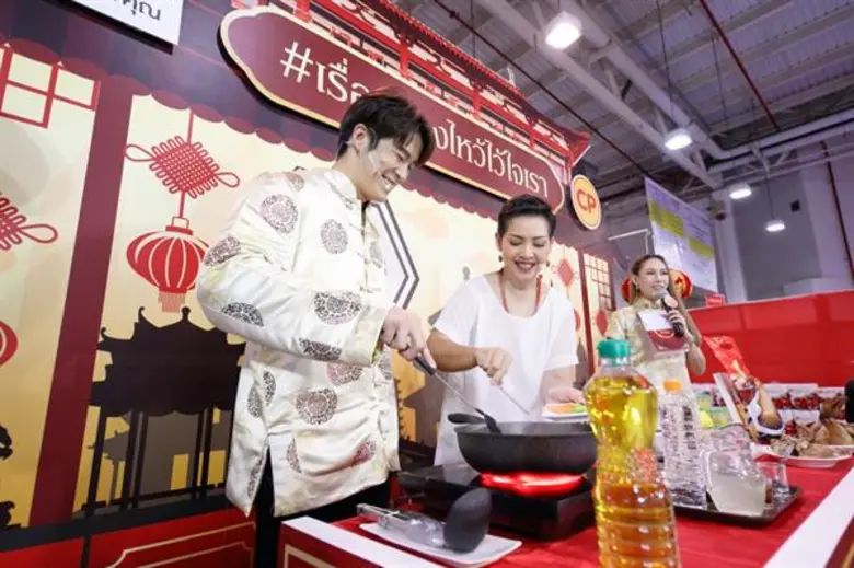 “อาเล็ก ธีรเดช” ควง “เชฟป้อม” เข้าครัวโชว์เมนูเสริมเฮง