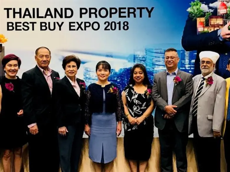 ดร.อาภา อรรถบูรณ์วงศ์ (ที่ 3 จากซ้าย) ประ...