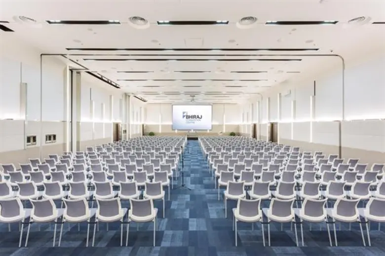 การจัดมีตติ้ง การสัมมนา หรือแถลงข่าวของบร...