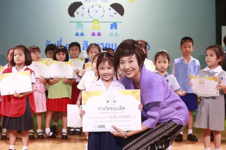 น้องแซลมอน & น้องไอริช คว้าแชมป์หนูน้อยนักเล่านิทาน ปีที่ 13