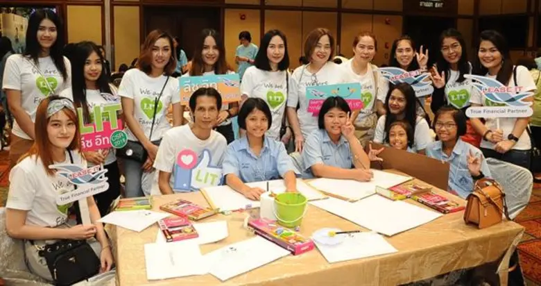 คุณสิตาพัชร์ นิโรจน์ธนรัฐ (ยืนที่ 5 จากซ้...