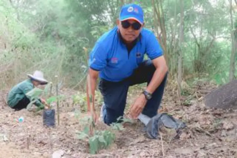 คณะผู้บริหารและพนักงานทรู อารีน่า หัวหิน ร่วมกันปลูกต้นไม้เพื่อพัฒนาผืนแผ่นดินให้ยั่งยืน ภายใต้โครงการทำความดีเพื่อแม่