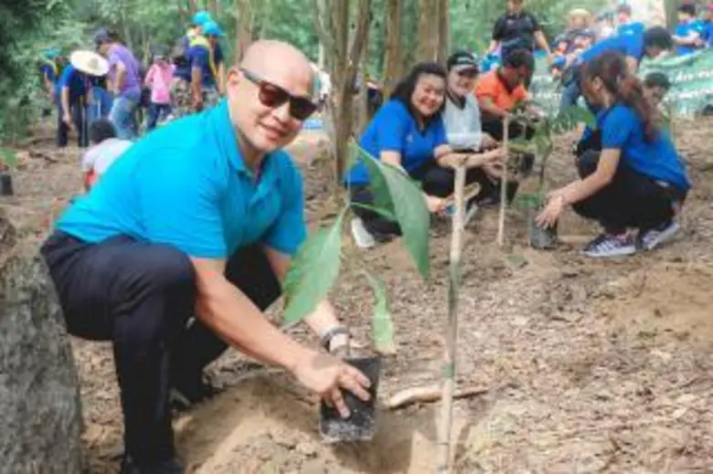 คณะผู้บริหารและพนักงานทรู อารีน่า หัวหิน ร่วมกันปลูกต้นไม้เพื่อพัฒนาผืนแผ่นดินให้ยั่งยืน ภายใต้โครงการทำความดีเพื่อแม่