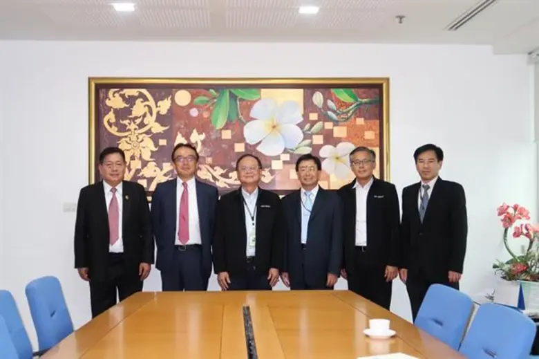 นายกิตติ ชีวะเกตุ (กลางซ้าย) ประธานเจ้าหน...