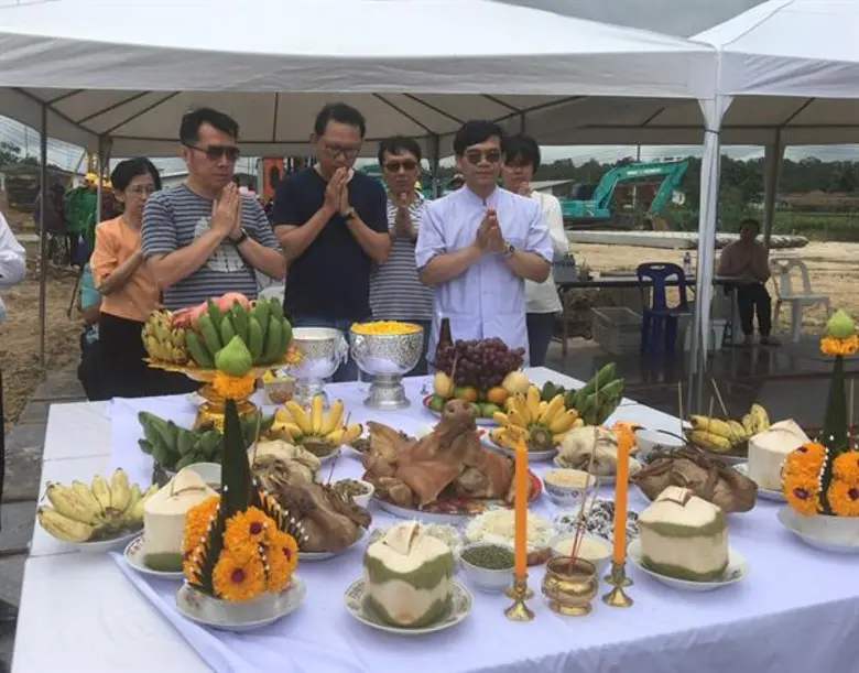 คุณสมพงษ์ ชื่นกิติญานนท์ (ที่ 1 จากซ้าย) ...