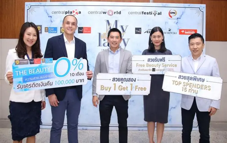 นายเกลน ริชาร์ด แนกกลิส (ที่ 2 จากซ้าย) ผ...