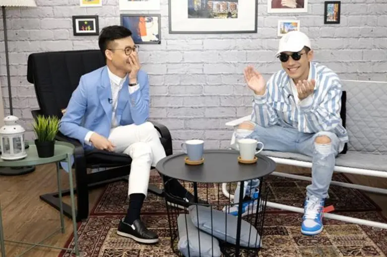 ทีวีไกด์: รายการ “Loukgolf’s English Room” แขกรับเชิญ โต้ง Twopee Southside O/A วันอาทิตย์ที่ 26 สิงหาคม นี้ เวลา 13.00 น.