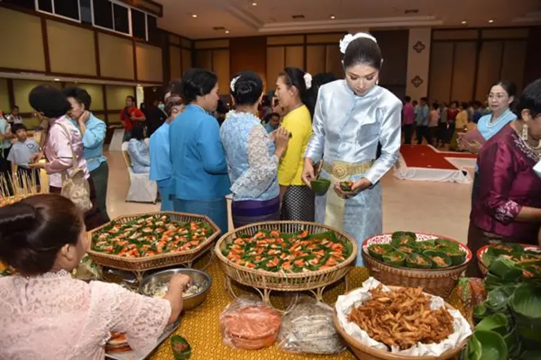 จังหวัดพิษณุโลก นำโดยม.นเรศวรและม.ราชภัฏพิบูลสงคราม  สร้างสานอลังการความเป็นไทยร่วมสมัย...อาหาร นิทรรศการ การแสดง ดนตรี แฟชั่นโชว์ ในงาน “สิริพัสตรา 86 พรรษา มหาราชินี”