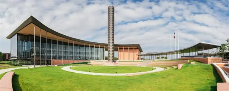 สมเด็จพระเทพฯ เสด็จพระราชดำเนินไปทรงเปิดอาคารสำนักวิชา VISTEC