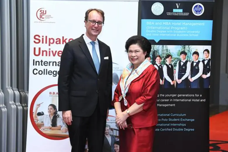 เฉลิมฉลองสัมพันธ์ไทย-ฝรั่งเศส “มหาวิทยาลัยศิลปากร” มอบปริญญาดุษฎีบัณฑิตฯ แก่ ฯพณฯ เอ็มมานูเอล มาครง ประธานาธิบดีแห่งสาธารณรัฐฝรั่งเศส เชิดชูเป็นต้นแบบของผู้นำรุ่นใหม่