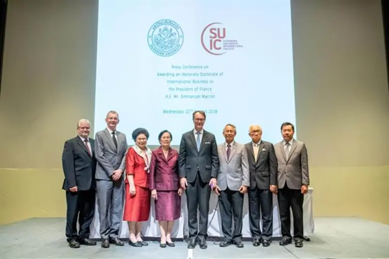 เฉลิมฉลองสัมพันธ์ไทย-ฝรั่งเศส “มหาวิทยาลัยศิลปากร” มอบปริญญาดุษฎีบัณฑิตฯ แก่ ฯพณฯ เอ็มมานูเอล มาครง ประธานาธิบดีแห่งสาธารณรัฐฝรั่งเศส เชิดชูเป็นต้นแบบของผู้นำรุ่นใหม่