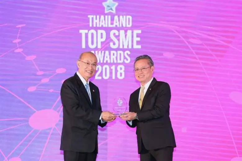 นายวิโรจน์ พรประกฤต (ขวา) ประธานคณะกรรมกา...