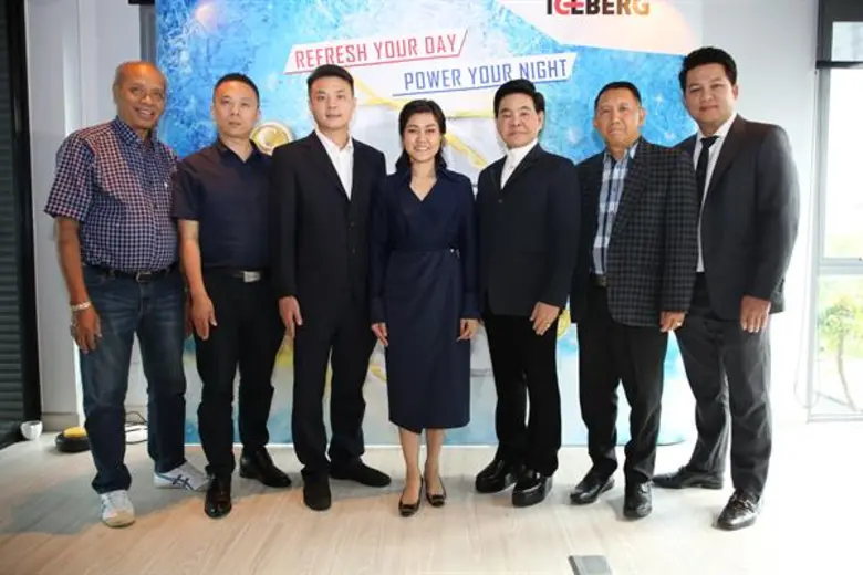 สลิลาพร กองทองมณีโรจน์ (กลาง) และ ณฐภัทร ...