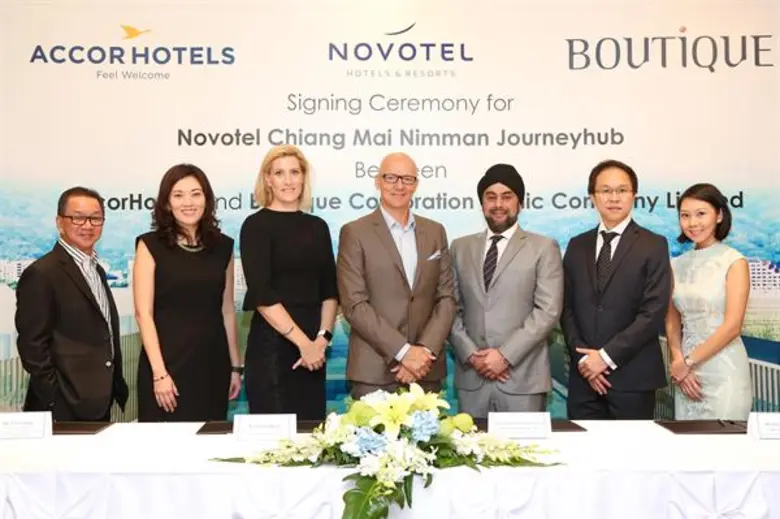 คุณปรับ ทักราล (สามจากขวา) ประธานและกรรมก...