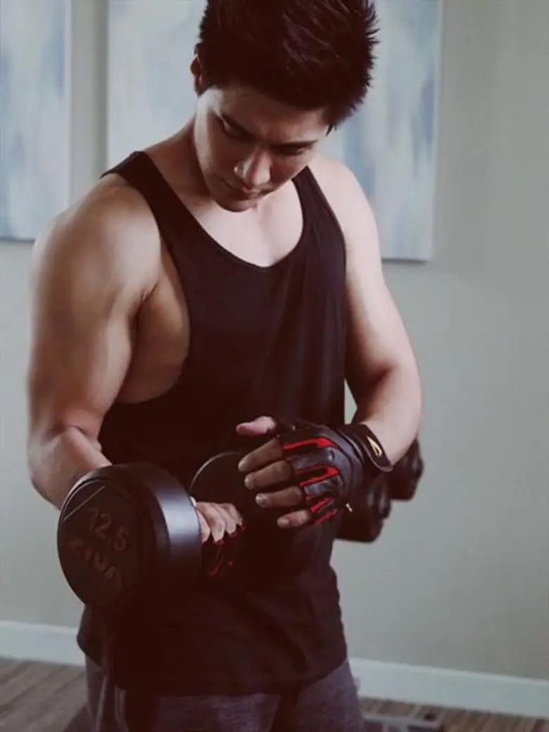 "ปภาวิน  หงษ์ขจร"  นักแสดงหนุ่มหน้าเข้ม พระเอกช่อง 8 ตื่นมาฟิตแอนด์เฟิร์มจนกล้ามแน่น