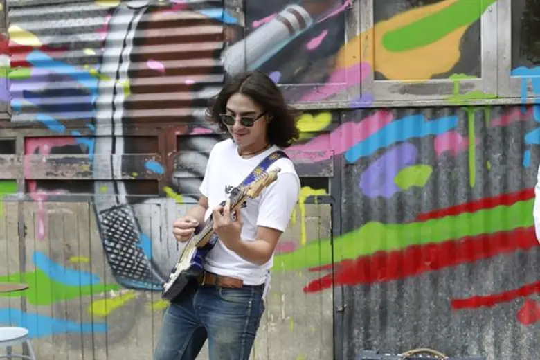 “พีธ-พีระ” คุมเข้ม! “ทิชา” ควงหนุ่ม “เจสซี่” ลีดกีต้าร์โชว์ครั้งแรก ในเอ็มวี “เหมือนเดิม แต่ไม่เหมือนเดิม”