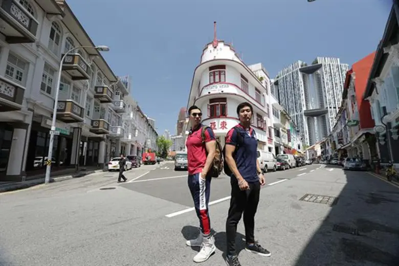 Movie Guide: แฟนภาพยนตร์ "Crazy Rich Asians" ห้ามพลาดสองพิธีกรคู่ซี้ เดี่ยว สุริยนต์, หยวน กวินรัฏฐ์ พาไปตามรอยโลเคชั่นสวย ๆ พร้อมเบื้องหลังเด็ด ๆใน "เหลี่ยมโบตั๋น ทีวีสเปเชียล" อาทิตย์ที่ 26 สิงหาคม นี้