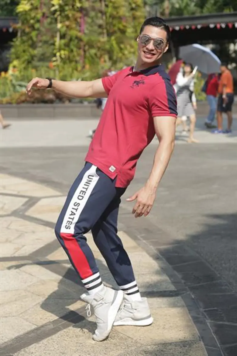 Movie Guide: แฟนภาพยนตร์ "Crazy Rich Asians" ห้ามพลาดสองพิธีกรคู่ซี้ เดี่ยว สุริยนต์, หยวน กวินรัฏฐ์ พาไปตามรอยโลเคชั่นสวย ๆ พร้อมเบื้องหลังเด็ด ๆใน "เหลี่ยมโบตั๋น ทีวีสเปเชียล" อาทิตย์ที่ 26 สิงหาคม นี้