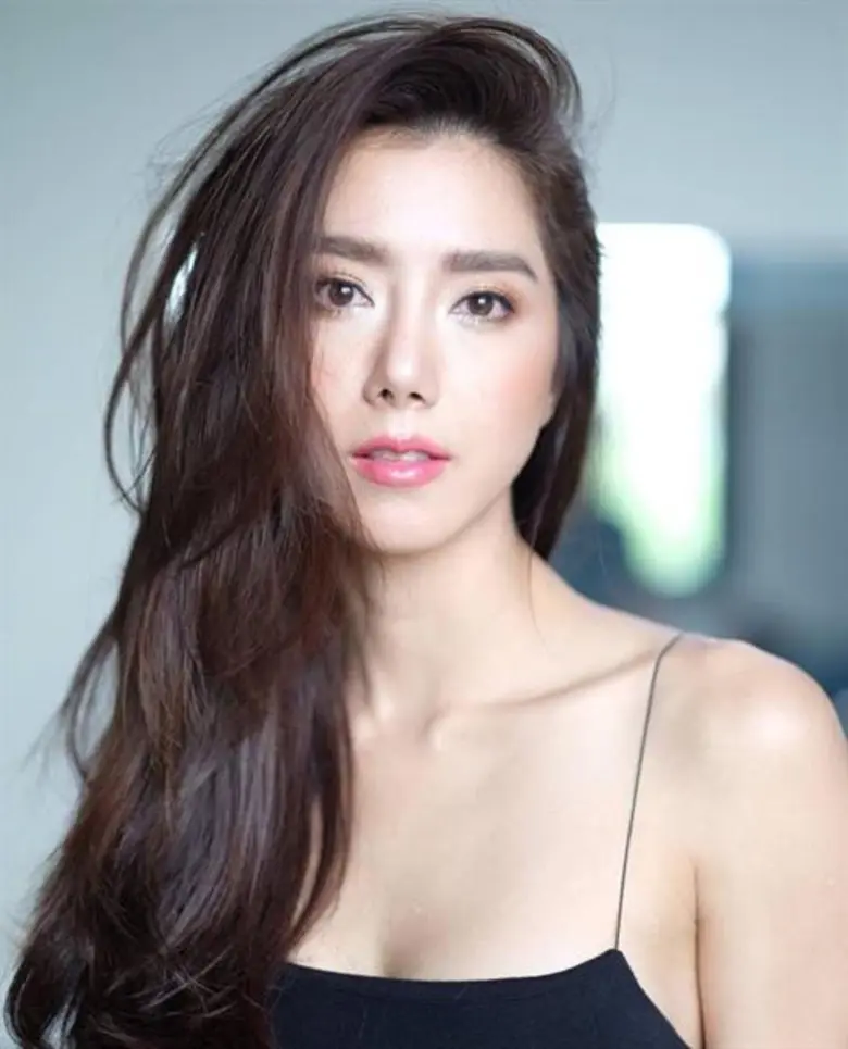 สาวฮอต ไอซ์ – อภิษฎา เครือคงคา ร่วมกับ 2 หนุ่มมาดกวน ขันเงิน เนื้อนวล และ ซีดี – กันต์ธีร์ ปิติธัญ ในงานเปิดตัวร้าน “แชมเปี้ยน” (Champion) สาขาแรกของไทย