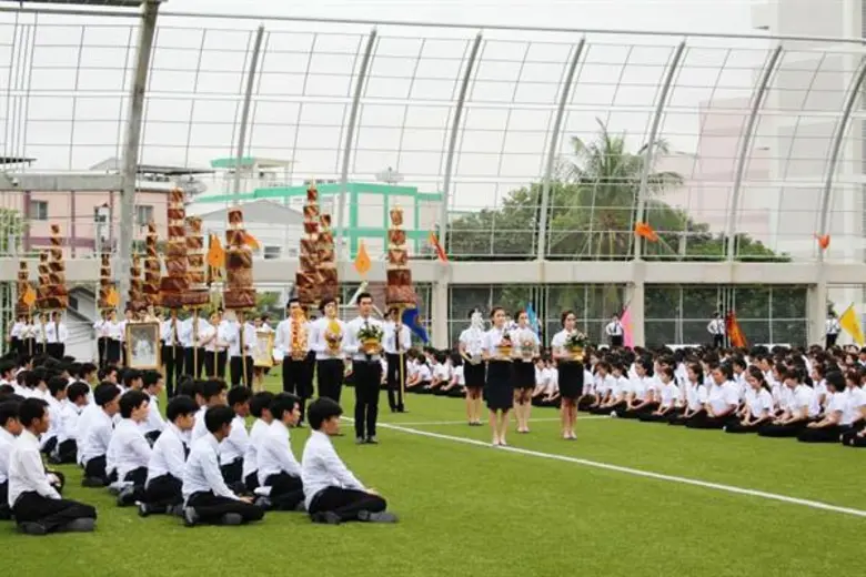 องค์การนักศึกษา มจพ. จัดงานพิธีถวายบังคมพร้อมกล่าวสัตย์ปฏิญาณ และรับขวัญประดู่แดง ปี’61