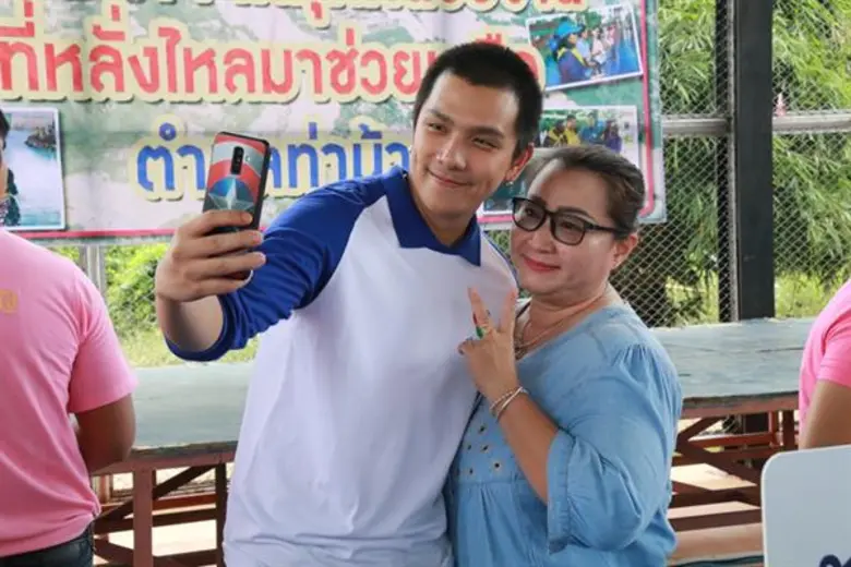 “7 สี ช่วยชาวบ้าน” นำ “บิ๊ก-อ้น” สร้างรอยยิ้มพร้อมให้กำลังใจพี่น้องผู้ประสบอุทกภัย จ.น่าน