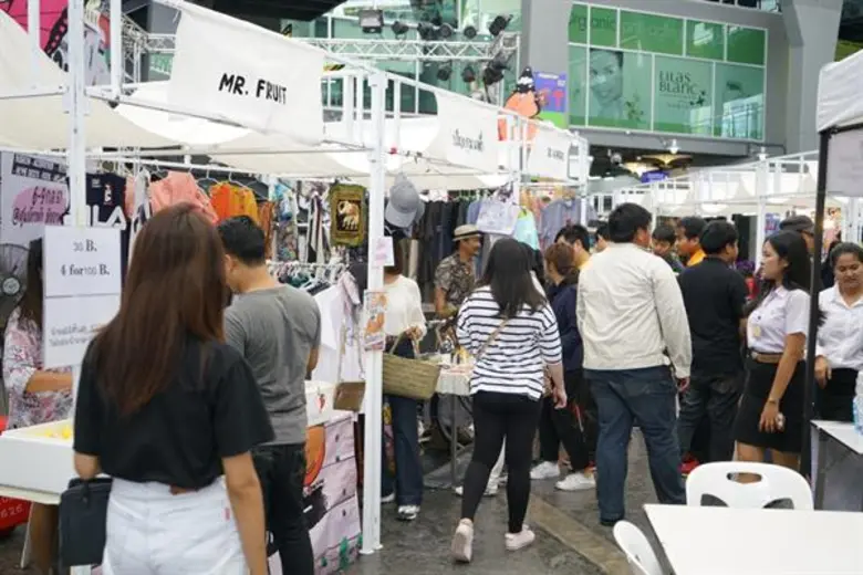 "ตลาดนัดมือสอง" กลายเป็นแหล่งสวรรค์ของหนุ...