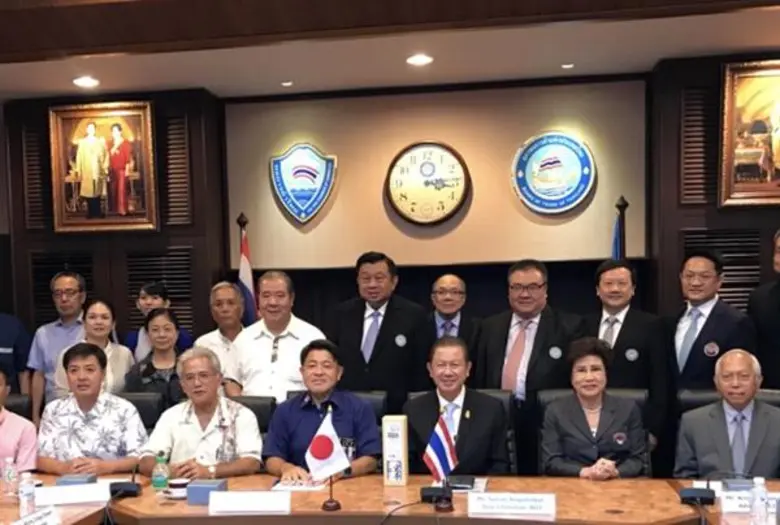 คุณสนั่น อังอุบลกุล (แถวนั่งที่ 3 จากขวา)...