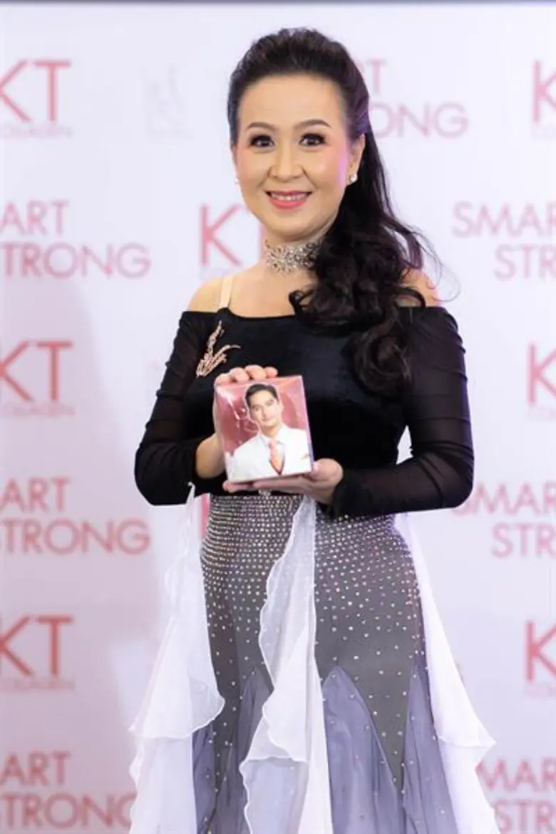 เปิดตัว “KT COLLAGEN” ผู้หญิงยุคใหม่ ต้อง “สมาร์ท แอนด์ สตรอง”คอนเซปต์เปิดตัว “KT COLLAGEN” พร้อมพรีเซนเตอร์และไอดอลสาววัย 75 ปี