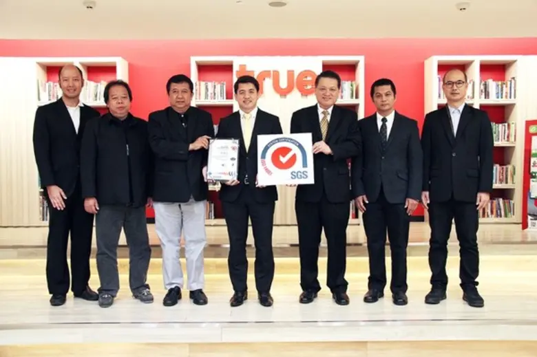 นายจิโรจ ณ นคร(ลำดับที 5 จากซ้าย) กรรมการ...