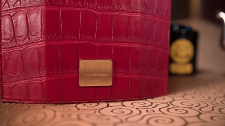 ใหม่...กล่องขนมไหว้พระจันทร์ ลิมิเต็ด เอดิชั่น ทำจากหนังจระเข้สยาม