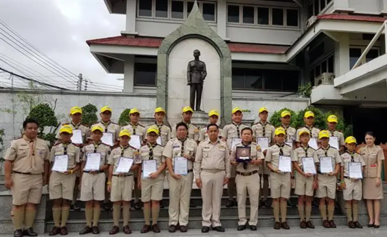 นายอนันต์ ทรัพย์วารี (ขายาวที่ 7 จากขวา) ...