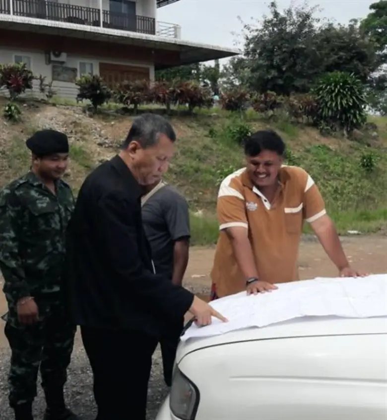 หัวหน้าผู้ตรวจราชการ ส.ป.ก. ตรวจพื้นที่ยึดคืนตามคำสั่งคสช.ที่36/2559 และตรวจเยี่ยมทหารผู้ปฏิบัติงานและเจ้าหน้าที่ช่างรังวัดที่ดิน ส.ป.ก. ณ แปลงที่ดิน No.83 ตำบลหงษ์ อำเภอท่าแซะ จังหวัดชุมพร