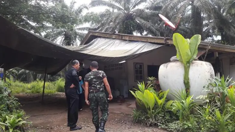 หัวหน้าผู้ตรวจราชการ ส.ป.ก. ตรวจพื้นที่ยึดคืนตามคำสั่งคสช.ที่36/2559 และตรวจเยี่ยมทหารผู้ปฏิบัติงานและเจ้าหน้าที่ช่างรังวัดที่ดิน ส.ป.ก. ณ แปลงที่ดิน No.83 ตำบลหงษ์ อำเภอท่าแซะ จังหวัดชุมพร