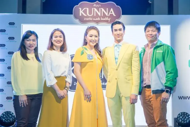 นางสาวสุคนธา อินทรวิชัย (ซ้าย) ผู้จัดการท...