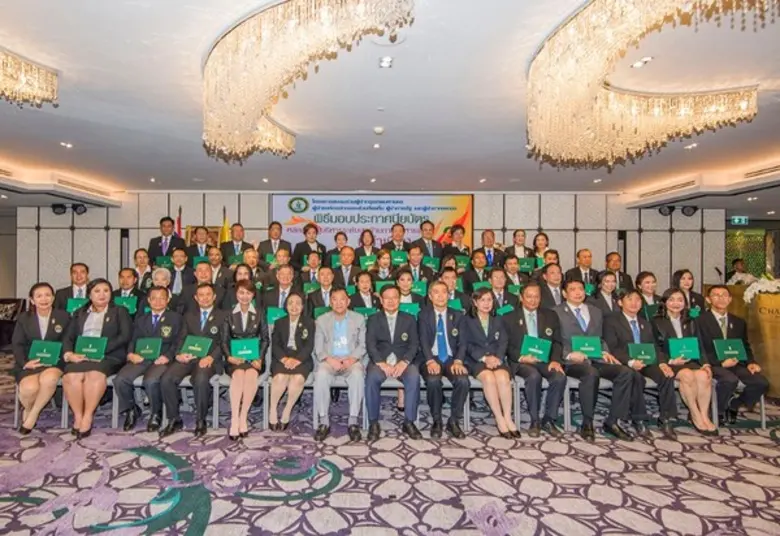 ศาสตราจารย์ ดร. สุรพล นิติไกรพจน์ (นั่งแถ...