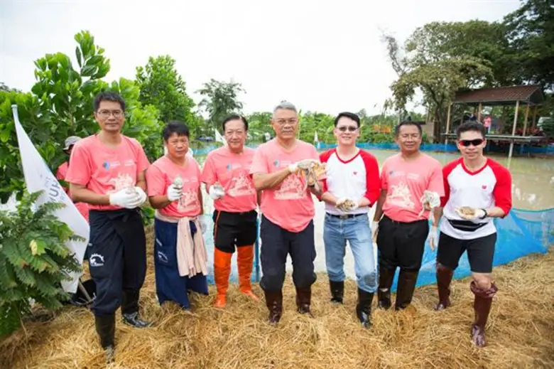 ดร.วิวัฒน์ ศัลยกำธร (กลาง) รัฐมนตรีช่วยว่...